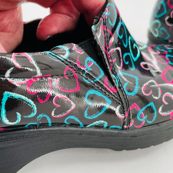 Easy Works by Easy Street Tiffany Black Pink Aqua Hearts Comfort Clogs Shoes 7W - Picture 8 of 12